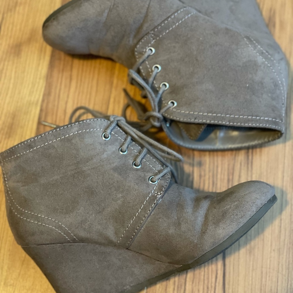Arizona Lexie Booties Size 6